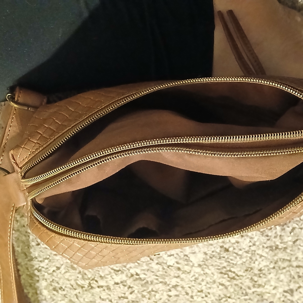 Stone Mountain NWOT Genuine Leather Crossbody Bag• Brown • Tasseled Zipper - Picture 4 of 5